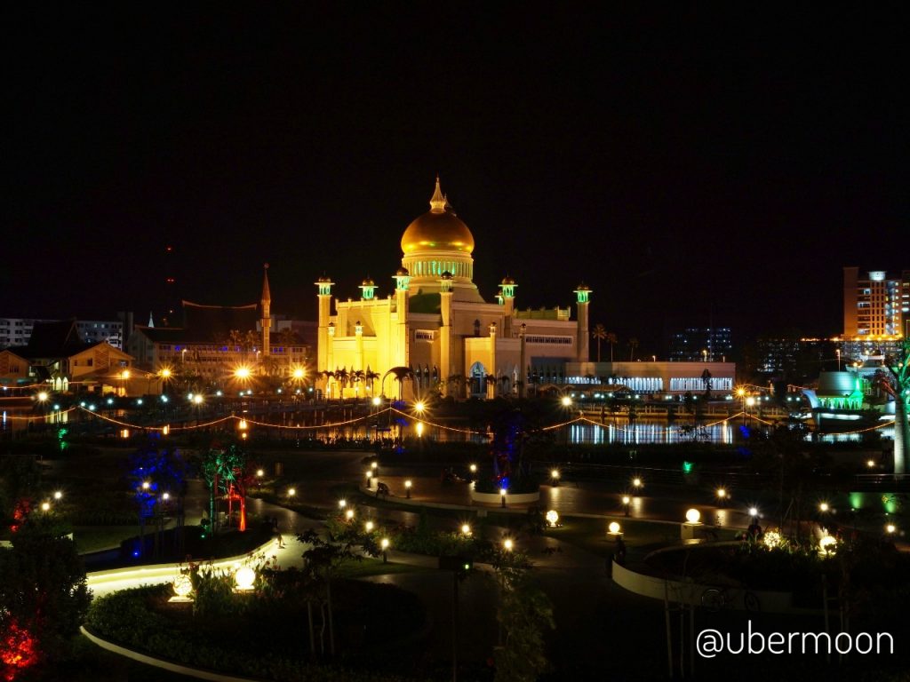 Masjid Sultan Omar Ali Saifuddien di malam hari